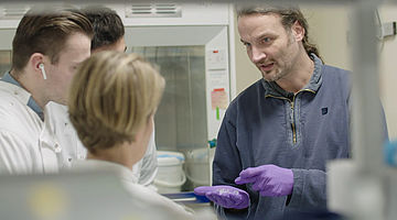 Professor Kristian Franze in seinem Labor gemeinsam mit Studierenden. 