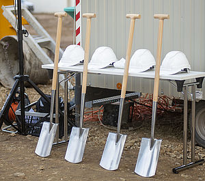Spades and helmets are ready for the symbolic ground-breaking ceremony marking the start of construction of the Max-Planck-Zentrum für Physik und Medizin in Erlangen. 